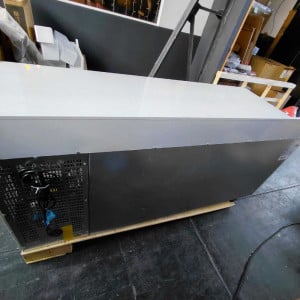 Hladilna miza s 3 vrati GN1/1 - Globina 700 z zadnjo ploščo - Dynasteel