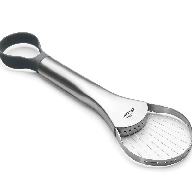 Nareži avokado z inox rezalnikom.